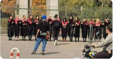 چه اعتراضی در عکس یادگاری دانشجویان بدون حجاب تهران وجود دارد؟